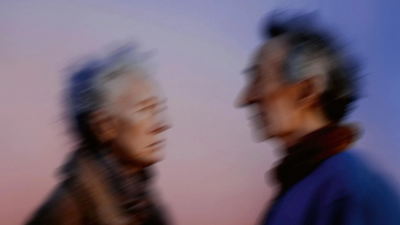Deux personnes âgées légèrement floues.