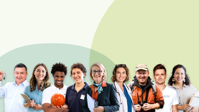 Plusieurs personnes se tiennent côte à côte et sourient à la caméra