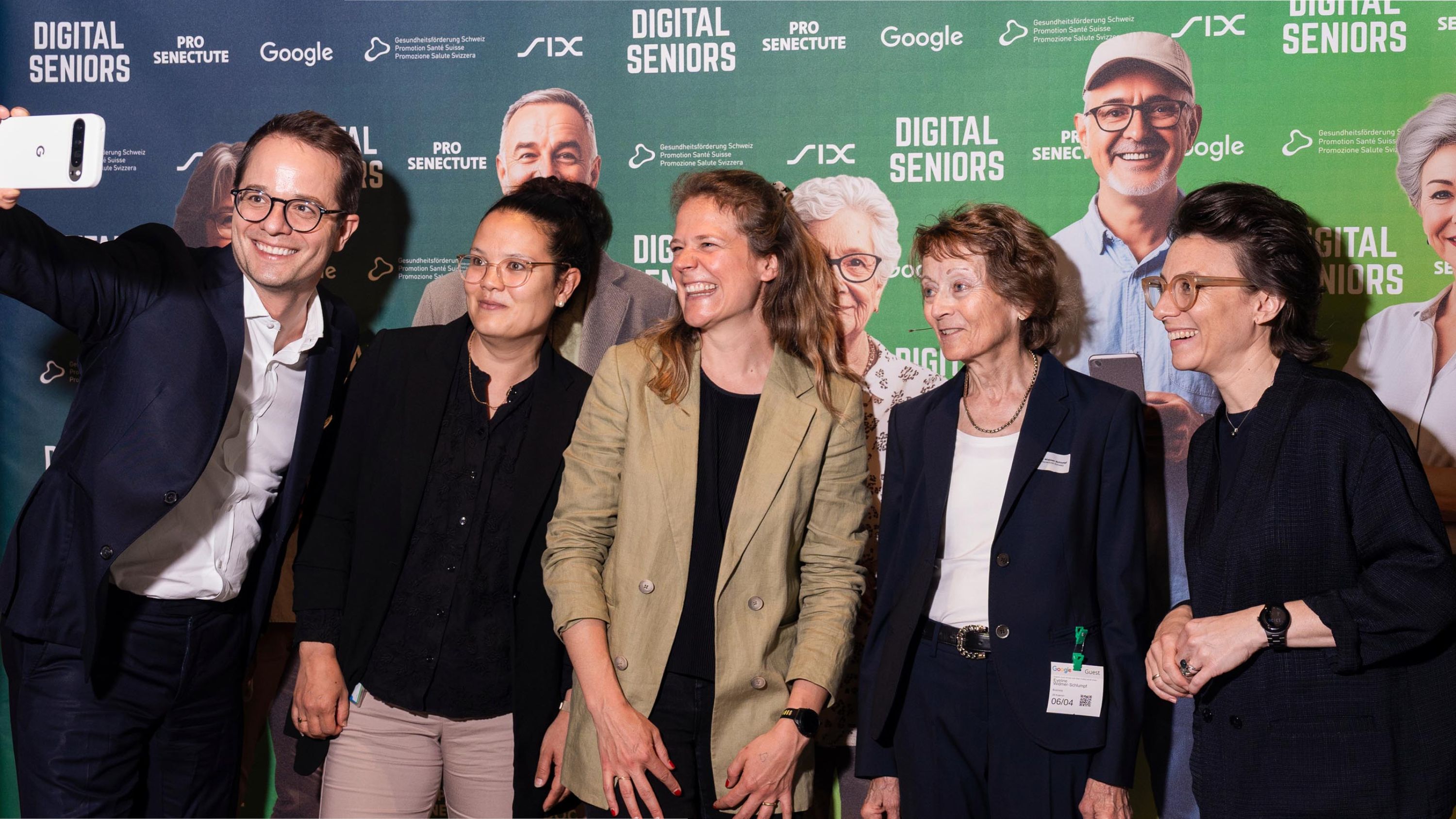 Séquence selfie lors de l’événement «Digital Seniors 2025»: l’équipe de Google Suisse avec sa directrice Christine Antlanger-Winter (tout à droite) et Eveline Widmer-Schlumpf (deuxième depuis la droite).
