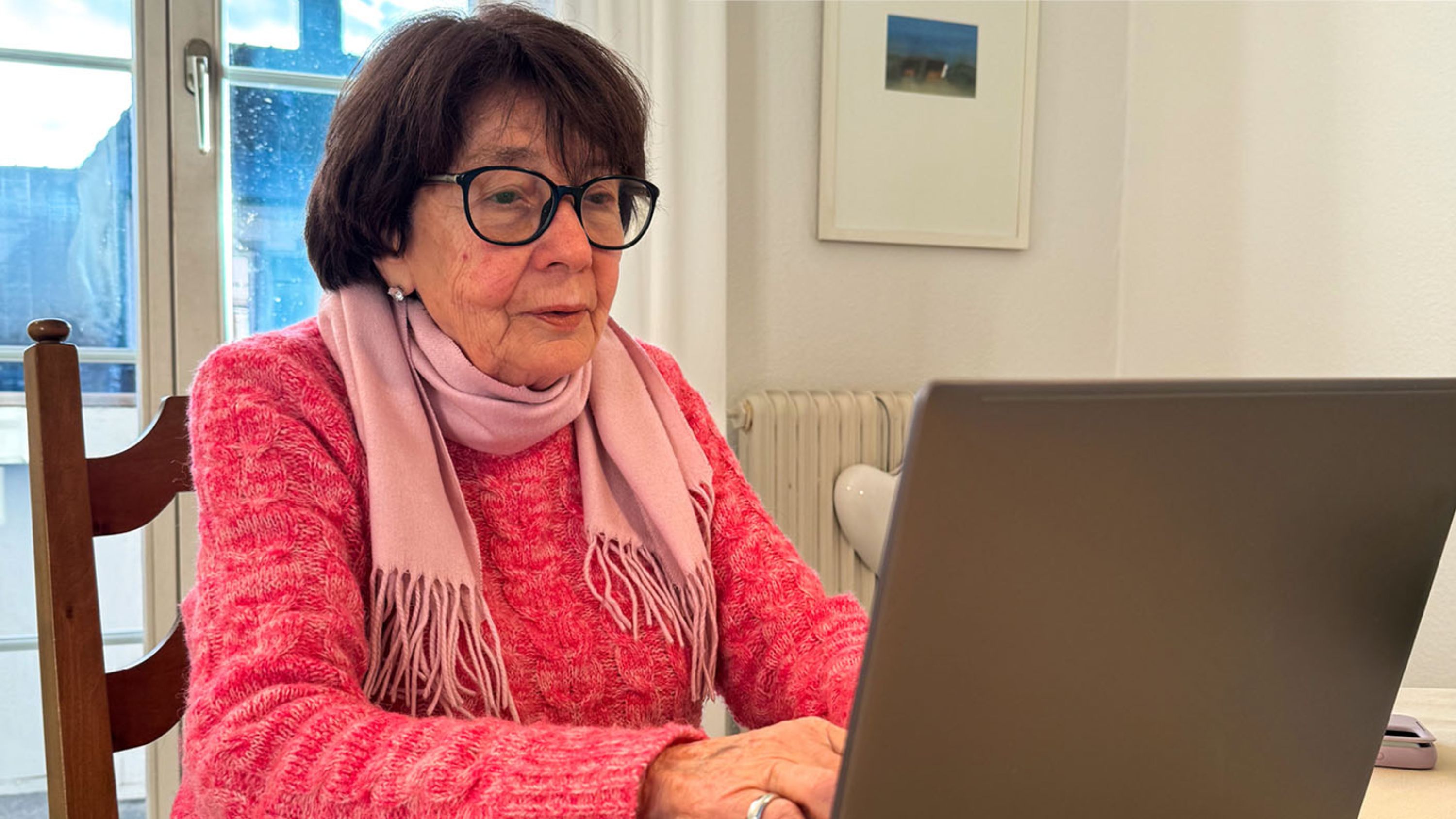 Écrire une lettre à l’ordinateur est plus rapide qu’à la main : Liliane Gasser dans son activité préférée.