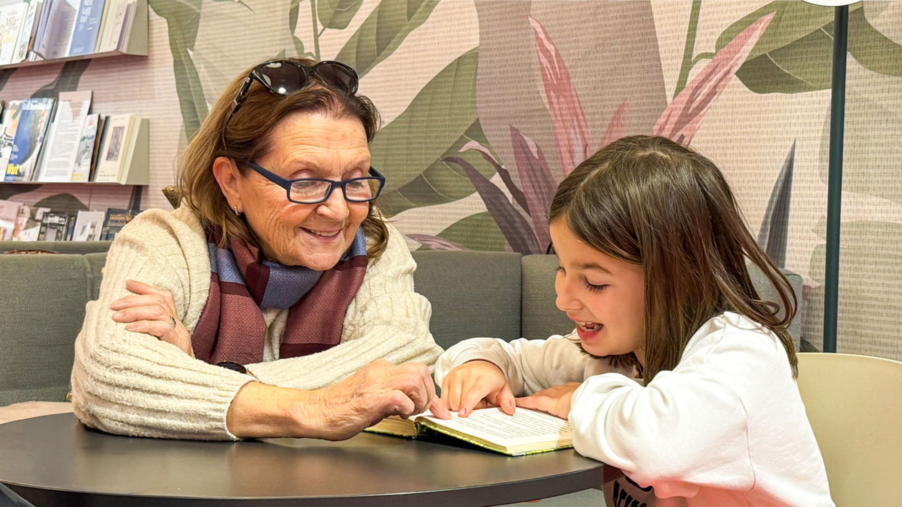 Irma Kohler, mentor en lecture, se fait lire une histoire passionnante