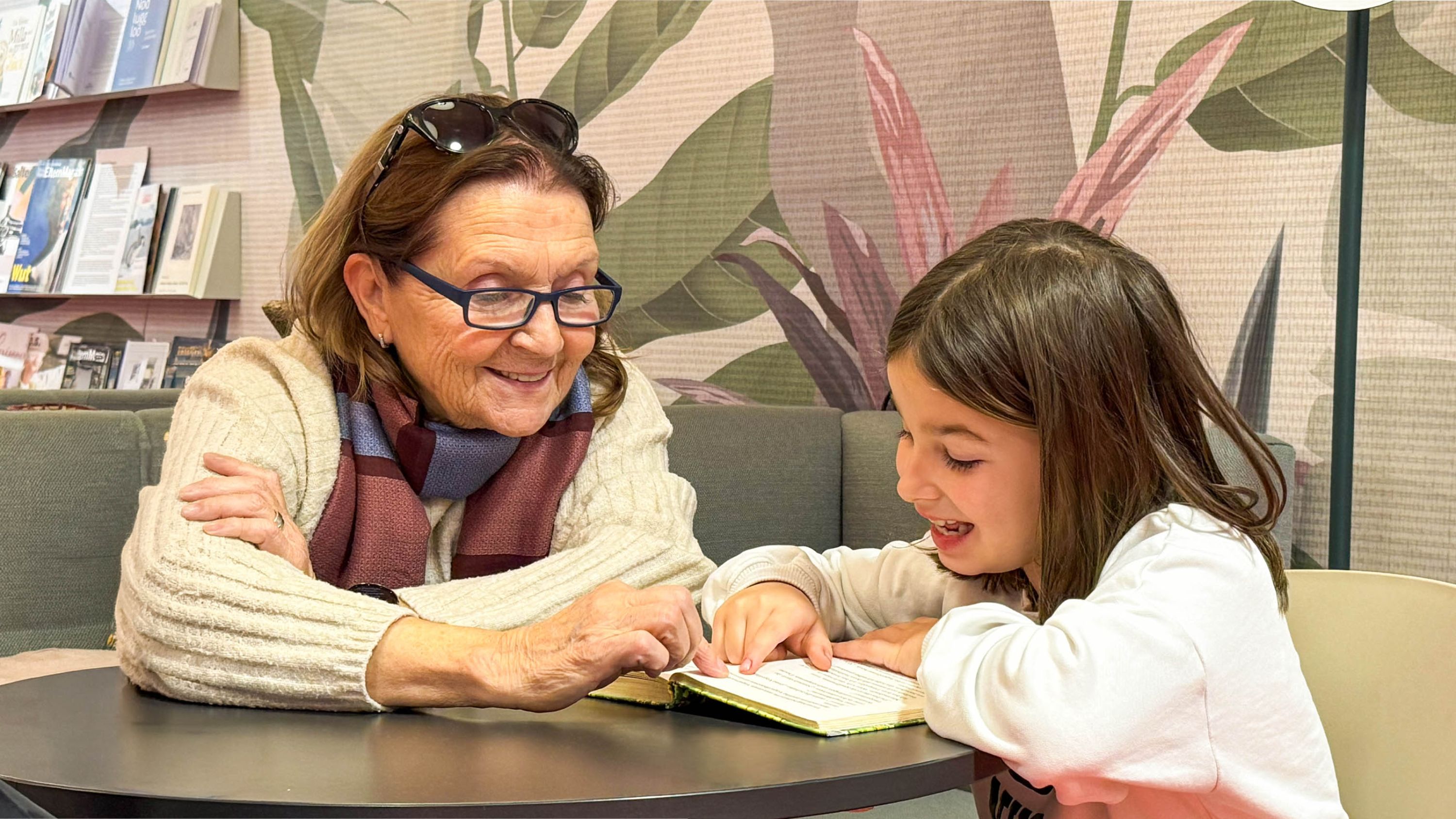 Irma Kohler, mentor en lecture, se fait lire une histoire passionnante. 